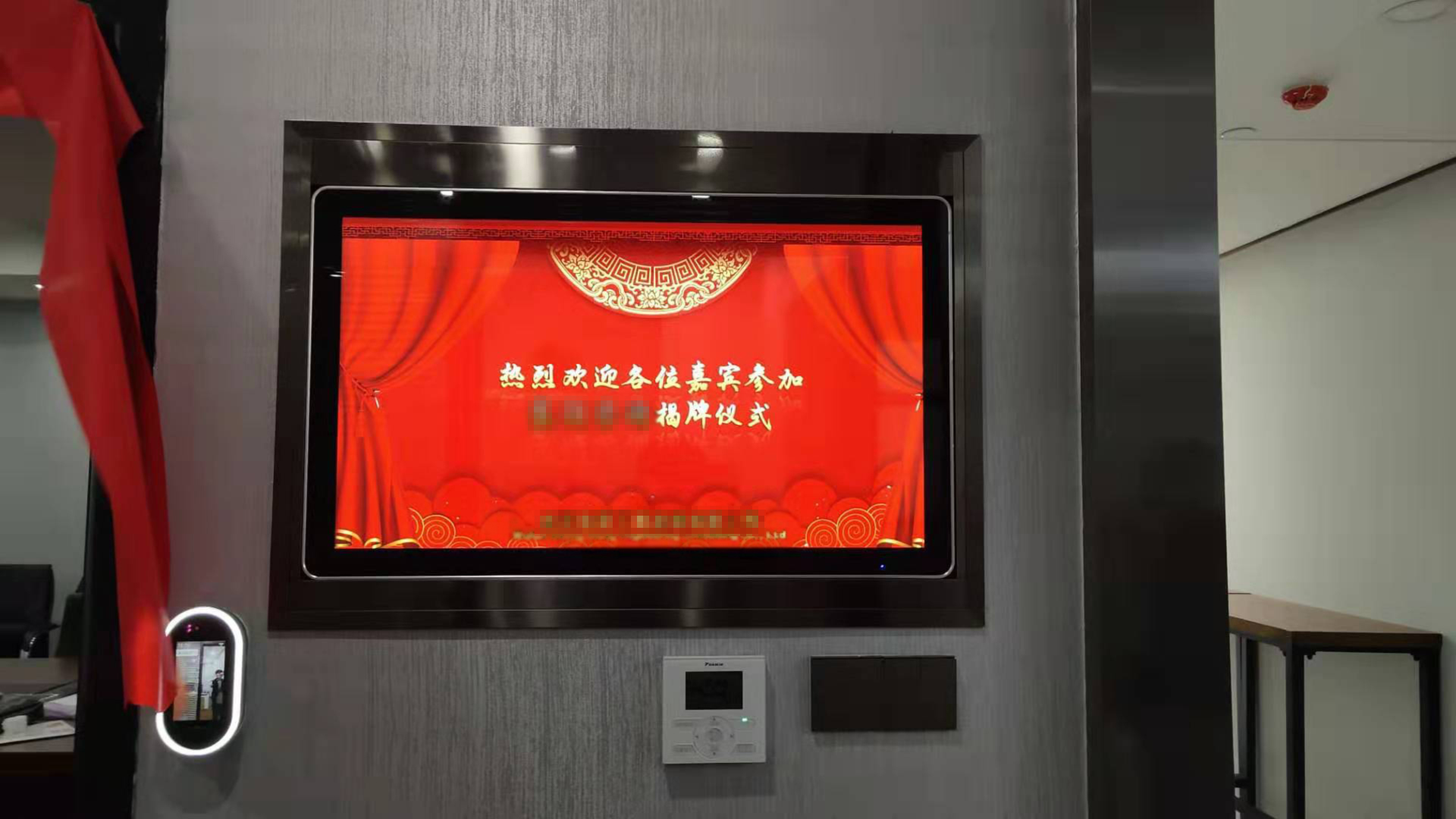 武汉某公司32寸立式网络广告机